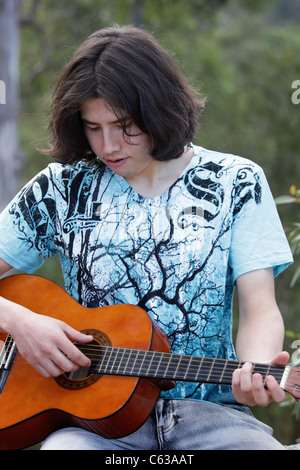 Gitarre spielen jungen männlichen Erwachsenen Stockfoto