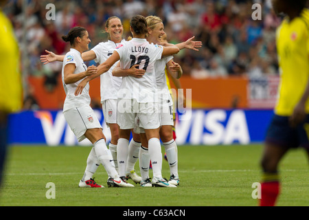 Die US-Spieler Alex Krieger, Christie Rampone, Carli Lloyd und Lori Lindsey (L-R) feiern nach Lloyds Tor beim Spiel der FIFA Frauen-Weltmeisterschaft Gruppe C gegen Kolumbien am 2. Juli 2011 in der Rhein-Neckar-Arena in Sinsheim. Nur redaktionelle Verwendung. Kommerzielle Nutzung verboten. Stockfoto