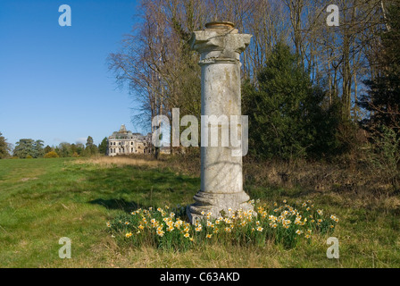 Kleines Denkmal mit Narzissen im alten Renaissance Period House in Berkshire, England in der Nähe von Henley-on-Thames Stockfoto