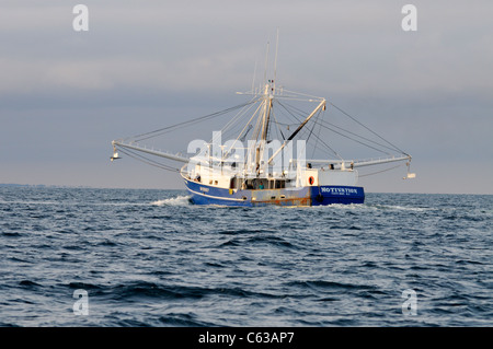 Blick auf das Teil Seite blau geschälten Angeln Boot Fischen vor der Küste von Cape Cod mit Outirggers an einem stürmischen Tag verlängert. USA Stockfoto