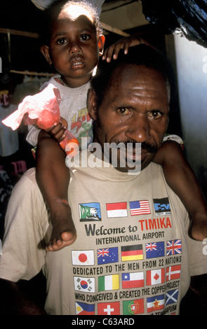 Hinter dem Stadtbüro in der Kupferminenstadt Tembagapura von PT Freeport Indonesia befindet sich der mit Indonesiern und den örtlichen Amungme Papuans überfüllte Arbeitermarkt. West Papua, Indonesien Stockfoto