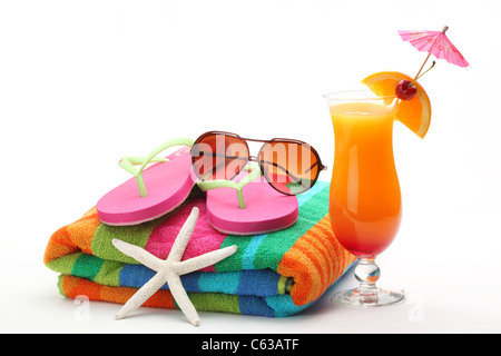 Strand-Accessoires mit Schwimmen Anzug und Tequila Sunrise cocktail auf weißem Hintergrund. Stockfoto