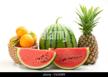 Bunte Früchte auf weißem Hintergrund. Stockfoto