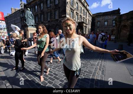 Fringe Darsteller fördern ihre Shows auf Edinburghs Royal Mile, während des Edinburgh Festivals 2011 Stockfoto