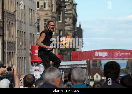 Ein Jongleur führt für die Massen auf Edinburghs Royal Mile, während des Edinburgh Festivals 2011. Stockfoto