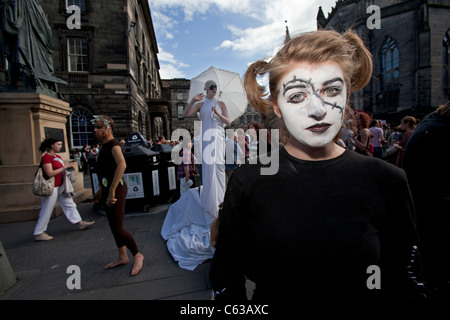 Fringe Darsteller fördern ihre Shows auf Edinburghs Royal Mile, während des Edinburgh Festivals 2011 Stockfoto