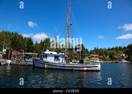 Angelboot/Fischerboot am Sommertag in Bamfield BC angedockt Stockfoto