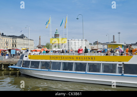 Helsinki Touristenboot verlassen die Kauppatori Stockfoto