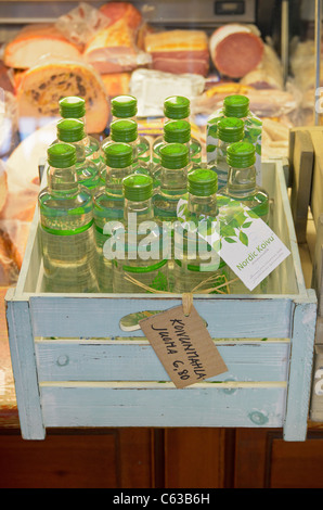 Flaschen von Birkensaft in der alten Markthalle, Helsinki, Finnland Stockfoto