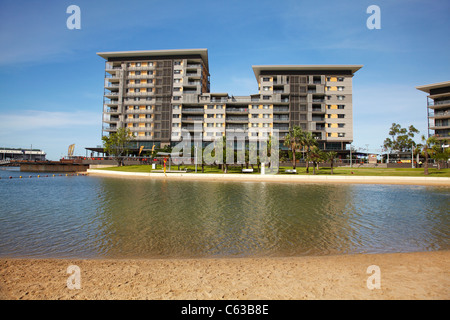 Recreation Lagoon und Wohnungen, Darwin Waterfront Precinct, Darwin, Northern Territory, Australien Stockfoto