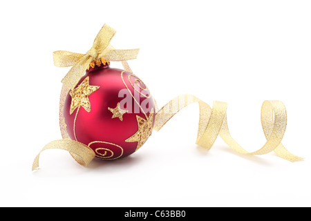 Rote Weihnachtskugel mit Goldband Bogen auf weißem Hintergrund. Stockfoto