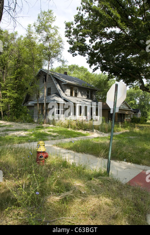 Straßenecke in der halben ärztliche-, ausgebrannt und vernachlässigt Brightmoor Nachbarschaft in Detroit, Michigan. Stockfoto