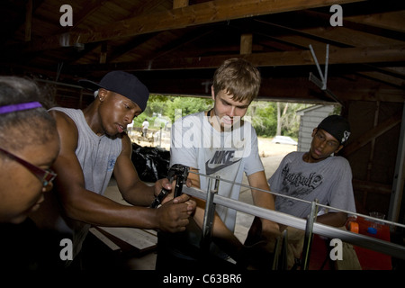 "Aufhellung Brightmoor" beschäftigt Nachbarschaft Sommerprojekt, lokale Jugend und einer internationalen Gruppe von Freiwilligen in Detroit, MI Stockfoto