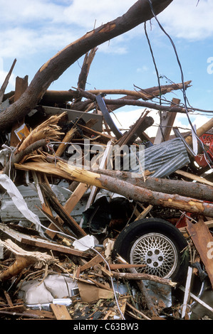 Autos lag unter einem großen Haufen von Schutt nach einem Tornado in Joplin, Missouri, 25. Mai 2011. Stockfoto