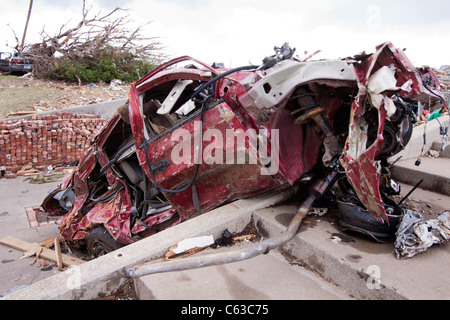 Ein LKW geworfen und durch einen Tornado in Joplin, Missouri, 25. Mai 2011. Stockfoto