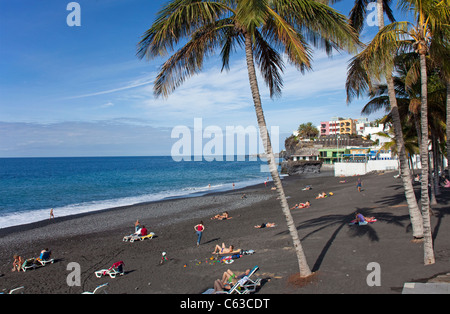 Menschen am Strand von Puerto Naos, La Palma, Kanarische Inseln, Spanien, Europa Stockfoto