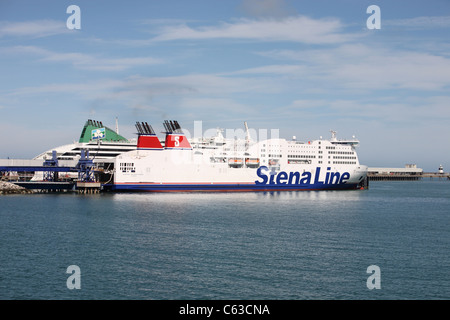 Irische Fähre Schiffe in Holyhead Hafen Stockfoto