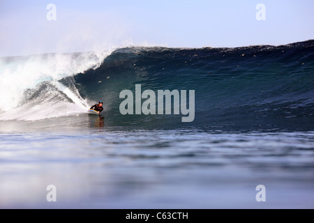 Körper-Boarder Surfen eine große Welle in Sumbawa, Indonesien. Stockfoto