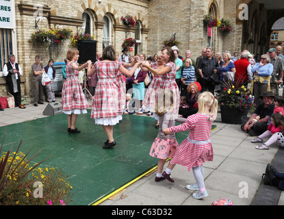 Junge Mädchen tanzen mit Appalachian Clog Tänzer 'Schritt This Way"erklingt in Saltburn Folk Festival, North East England, UK Stockfoto