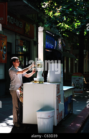 Trinken Sie Verkäufer Verkauf von Bier und Kwas in Kertsch, Krim, Ukraine, Stockfoto