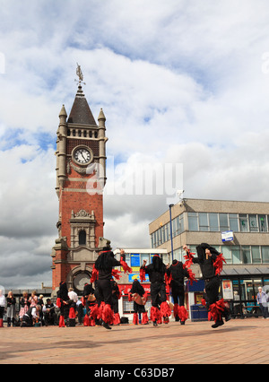 Morris Tänzer "Flag und Knochen Bande" in Redcar Folk Festival, Redcar und Cleveland, North East England, UK Stockfoto