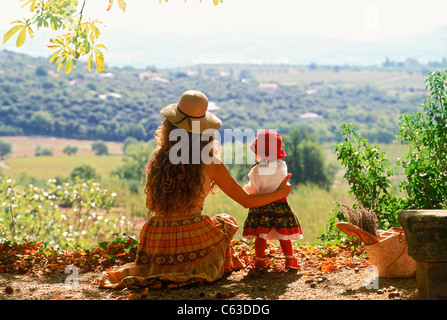 Mutter und Kind am Straßenrand in der Provence Ruhe tragen traditionelle Kleider lokale Französisch Stockfoto