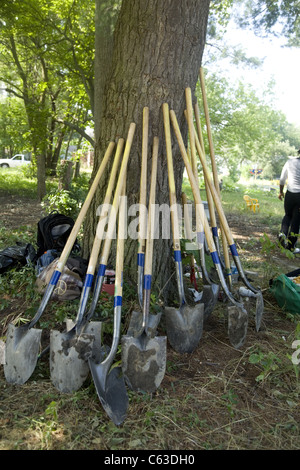 "Aufhellung Brightmoor" beschäftigt Nachbarschaft Sommerprojekt, lokale Jugend und einer internationalen Gruppe von Freiwilligen in Detroit, MI Stockfoto