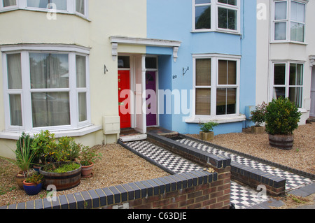 Haustüren mit karierten Pfad Horsham Sussex Vereinigtes Königreich Stockfoto