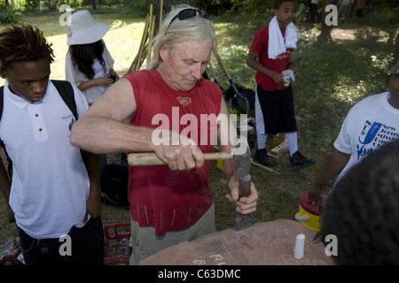 "Aufhellung Brightmoor" beschäftigt Nachbarschaft Sommerprojekt, lokale Jugend und einer internationalen Gruppe von Freiwilligen in Detroit, MI Stockfoto