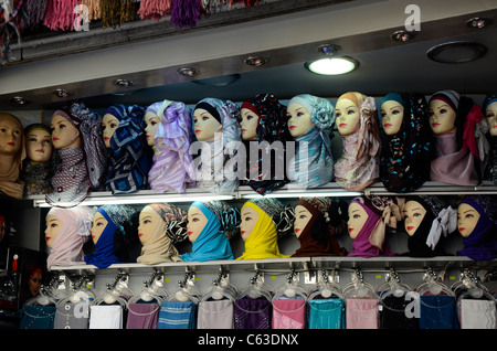 Jordanien, Amman.  Schaufenster der moslemischen Hijabs, Schals für Frauen. Stockfoto