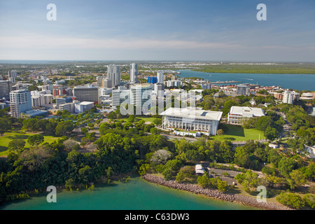 Darwin CBD und Parliament House (rechts), Darwin, Northern Territory, Australien - Antenne Stockfoto