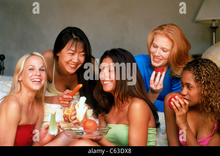 Fünf Freunde der ethnischen Mischung Essen gesund essen und Spaß in California Schlafzimmer sprechen Stockfoto