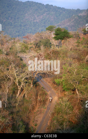 Steile Straße hinunter Sumbawas Strand in Sumbawa. Stockfoto