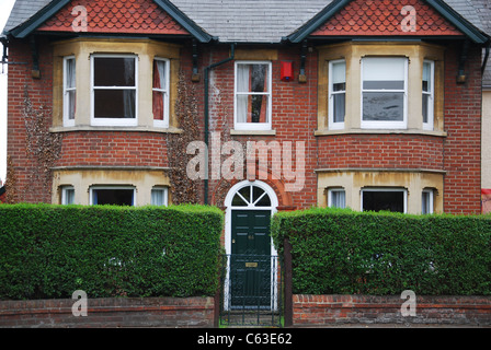 vor dem Eingang des viktorianischen Hauses Headington Oxford England Stockfoto