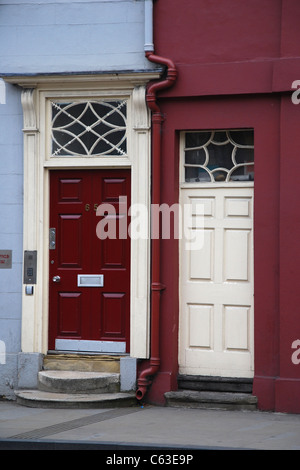 benachbarten Haustüren Headington Oxford England Vereinigtes Königreich Stockfoto