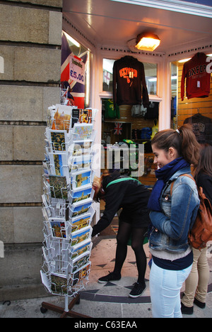 Touristen, die ein Schaufenster in Oxford UK Postkarte auswählen Stockfoto