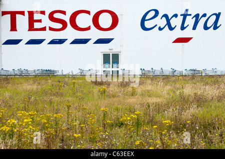 Ein Tesco Extra Supermarkt neben Abfall Boden in Broadstairs. Stockfoto