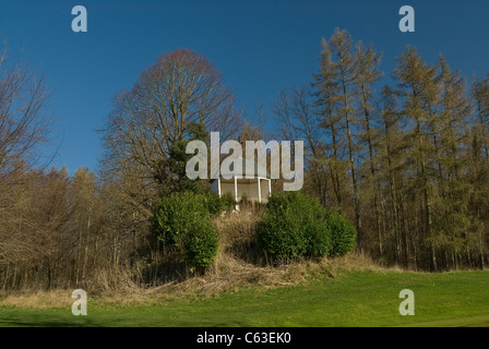 Parklandschaft mit kleinen Unsinn im alten Renaissance Period House in Berkshire, England in der Nähe von Henley-on-Thames Stockfoto