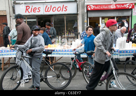 Clarence Straße Hackney. Straßenfest Tee eine Woche nach den Unruhen. Jungen auf Fahrrädern warten, bis der Kuchen verteilt werden Stockfoto