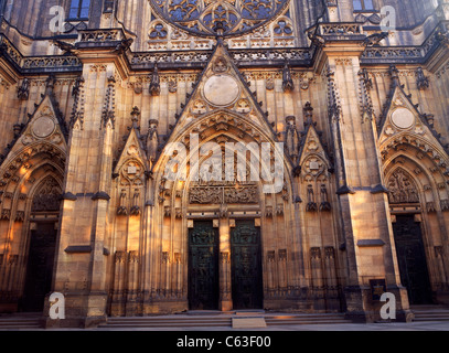 Sunrise Lichtmenge Haustür und Fassade von St. Vitus Cathedral in Prag, Tschechische Republik Stockfoto