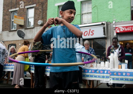 Clarence Straße Hackney. Straßenfest Tee eine Woche nach den Unruhen. Young-Sikh junge spielt mit einem Hula-Hoop Stockfoto