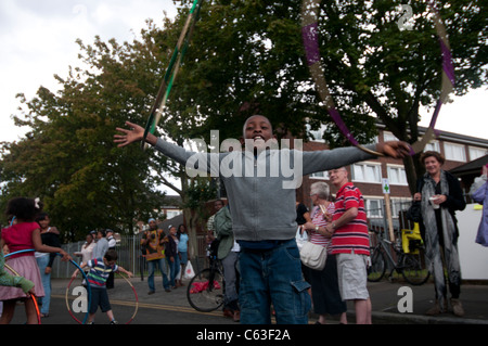 Clarence Straße Hackney. Straßenfest Tee eine Woche nach den Unruhen. Junge schwarze Junge spielt mit zwei Hula hoops Stockfoto