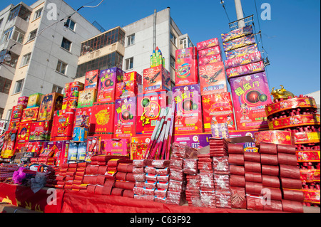 Viele Boxen für Chinese New Year Feuerwerk für den Verkauf auf der Straße in Harbin China Stockfoto