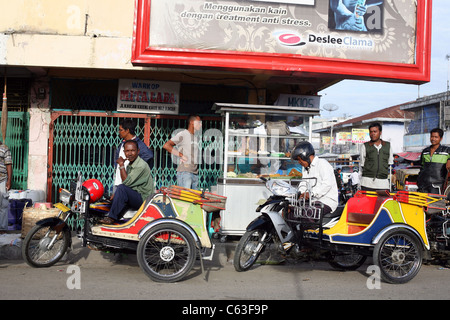 Motor Taxifahrer warten am Nachmittag stürzen in der Stadt. Banda Aceh, Aceh, Sumatra, Indonesien, Süd-Ost-Asien, Asien Stockfoto