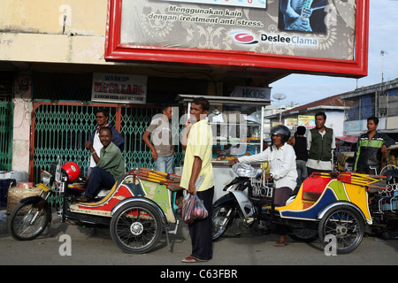 Motor Taxi, Tuk Tuk Fahrer warten auf den Nachmittag rush im Zentrum der Stadt. Stockfoto