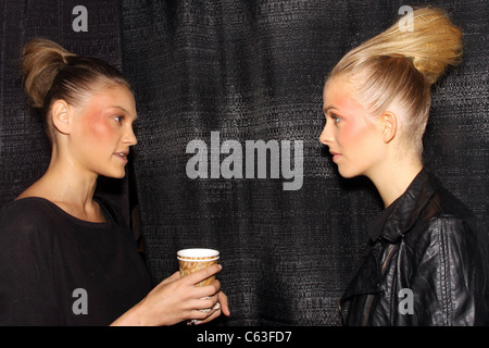 Backstage Modelle unterwegs für Mercedes-Benz Fashion Woche Schnappschüsse - THU, Lincoln Center, New York, NY 9. September 2010. Foto von: Rob Kim/Everett Collection Stockfoto