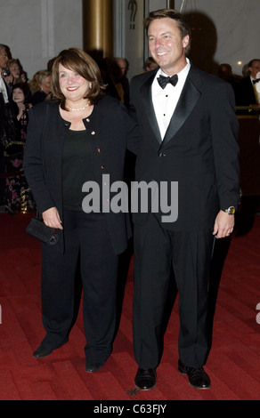 Senator John Edwards mit seiner Frau Elizabeth am 27. jährliche KENNEDY CENTER HONORS im Kennedy Center 5. Dezember 2004 in Stockfoto