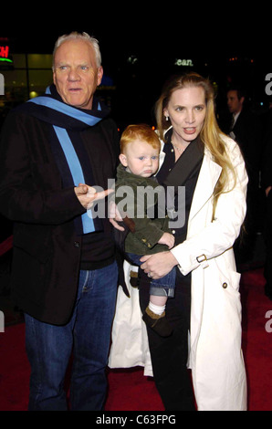 Malcolm McDowell, seine Frau Kelley und Sohn Beckett bei der Premiere IN guter Gesellschaft bei Graumans Chinese Theatre, Los Angeles, Stockfoto