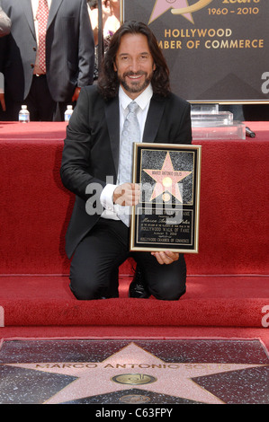 Marco Antonio Solis bei der Induktion Zeremonie für Stern auf dem Hollywood gehen von Fame Zeremonie für Marco Antonio Solis, Hollywood Boulevard, Los Angeles, CA 5. August 2010. Foto von: Michael Germana/Everett Collection Stockfoto