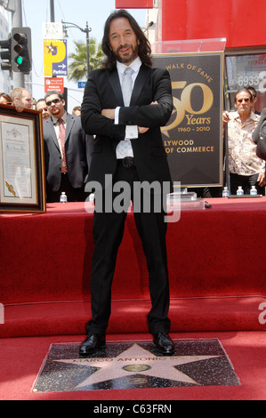 Marco Antonio Solis bei der Induktion Zeremonie für Stern auf dem Hollywood gehen von Fame Zeremonie für Marco Antonio Solis, Hollywood Boulevard, Los Angeles, CA 5. August 2010. Foto von: Michael Germana/Everett Collection Stockfoto